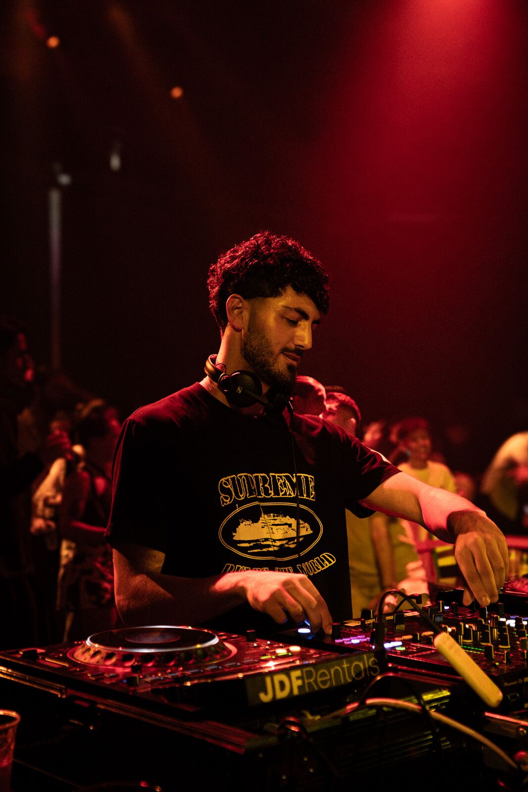 DJ durante un set in club