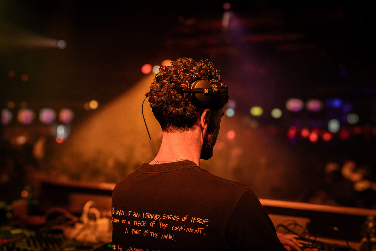 DJ di spalle durante una serata