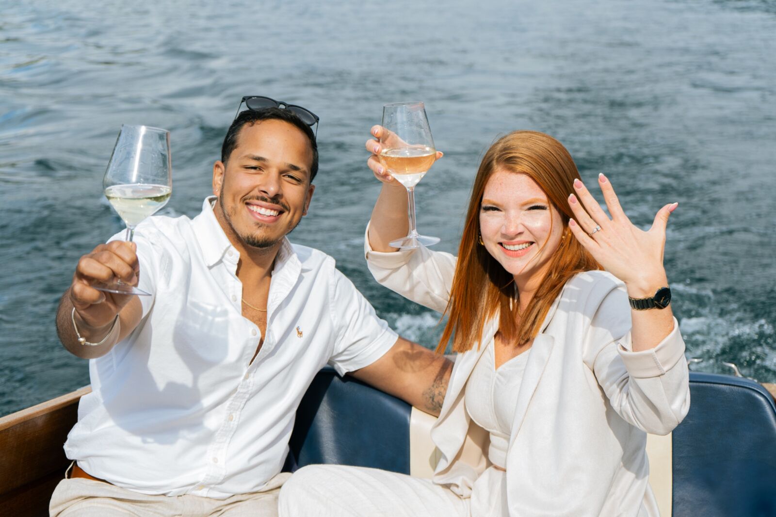 Coppia in barca durante il matrimonio